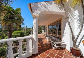 Santa Bárbara de Nexe – south-facing 4-bedroom villa with ocean views