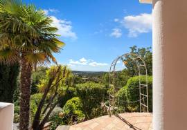Santa Bárbara de Nexe – south-facing 4-bedroom villa with ocean views