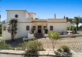Santa Bárbara de Nexe – south-facing 4-bedroom villa with ocean views