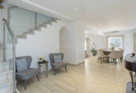Estoi – Renovated 6-bedroom colonial villa with pool and sea views