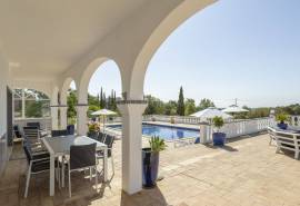 Estoi – Renovated 6-bedroom colonial villa with pool and sea views