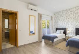 Estoi – Renovated 6-bedroom colonial villa with pool and sea views