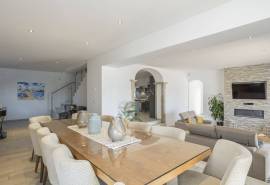 Estoi – Renovated 6-bedroom colonial villa with pool and sea views