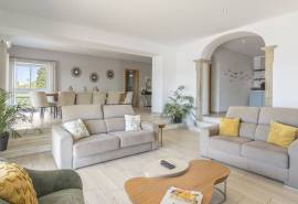 Estoi – Renovated 6-bedroom colonial villa with pool and sea views