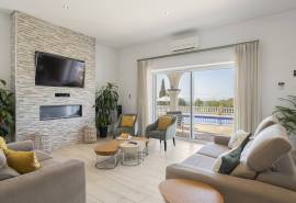 Estoi – Renovated 6-bedroom colonial villa with pool and sea views