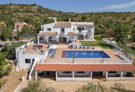 Estoi – Renovated 6-bedroom colonial villa with pool and sea views