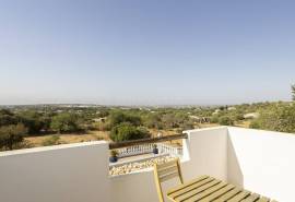 Estoi – Renovated 6-bedroom colonial villa with pool and sea views