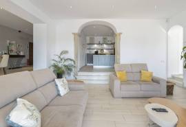 Estoi – Renovated 6-bedroom colonial villa with pool and sea views