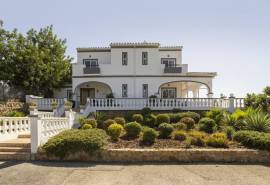 Estoi – Renovated 6-bedroom colonial villa with pool and sea views