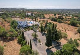 Estoi – Renovated 6-bedroom colonial villa with pool and sea views
