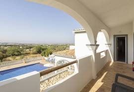 Estoi – Renovated 6-bedroom colonial villa with pool and sea views