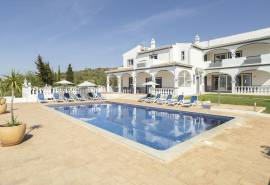 Estoi – Renovated 6-bedroom colonial villa with pool and sea views