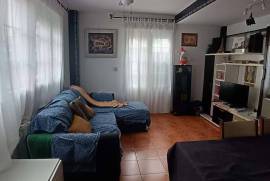 Charming semi-detached villa with garden, terrace and space for vehicles
