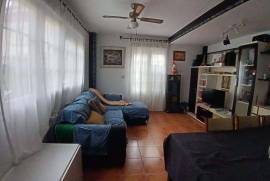 Charming semi-detached villa with garden, terrace and space for vehicles