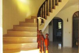 Detached villa with swimming pool, situated in a quiet area, without neighbors or noise of traffic, five minutes from the famous beaches of Galé, São Rafael, Salgados, Coelha, and all amenities and quality restaurants!