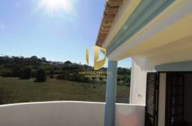Detached villa with swimming pool, situated in a quiet area, without neighbors or noise of traffic, five minutes from the famous beaches of Galé, São Rafael, Salgados, Coelha, and all amenities and quality restaurants!