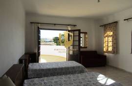 Detached villa with swimming pool, situated in a quiet area, without neighbors or noise of traffic, five minutes from the famous beaches of Galé, São Rafael, Salgados, Coelha, and all amenities and quality restaurants!