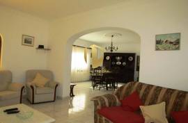 Detached villa with swimming pool, situated in a quiet area, without neighbors or noise of traffic, five minutes from the famous beaches of Galé, São Rafael, Salgados, Coelha, and all amenities and quality restaurants!