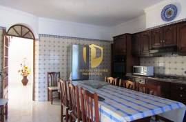 Detached villa with swimming pool, situated in a quiet area, without neighbors or noise of traffic, five minutes from the famous beaches of Galé, São Rafael, Salgados, Coelha, and all amenities and quality restaurants!