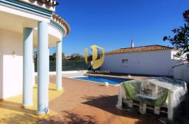 Detached villa with swimming pool, situated in a quiet area, without neighbors or noise of traffic, five minutes from the famous beaches of Galé, São Rafael, Salgados, Coelha, and all amenities and quality restaurants!