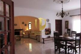 Detached villa with swimming pool, situated in a quiet area, without neighbors or noise of traffic, five minutes from the famous beaches of Galé, São Rafael, Salgados, Coelha, and all amenities and quality restaurants!