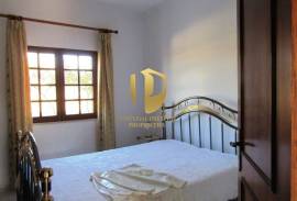 Detached villa with swimming pool, situated in a quiet area, without neighbors or noise of traffic, five minutes from the famous beaches of Galé, São Rafael, Salgados, Coelha, and all amenities and quality restaurants!