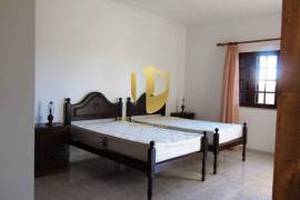 Detached villa with swimming pool, situated in a quiet area, without neighbors or noise of traffic, five minutes from the famous beaches of Galé, São Rafael, Salgados, Coelha, and all amenities and quality restaurants!