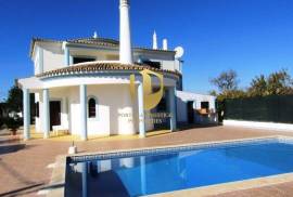 Detached villa with swimming pool, situated in a quiet area, without neighbors or noise of traffic, five minutes from the famous beaches of Galé, São Rafael, Salgados, Coelha, and all amenities and quality restaurants!