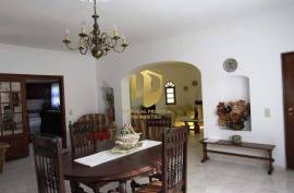 Detached villa with swimming pool, situated in a quiet area, without neighbors or noise of traffic, five minutes from the famous beaches of Galé, São Rafael, Salgados, Coelha, and all amenities and quality restaurants!