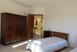 Detached villa with swimming pool, situated in a quiet area, without neighbors or noise of traffic, five minutes from the famous beaches of Galé, São Rafael, Salgados, Coelha, and all amenities and quality restaurants!