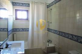 Detached villa with swimming pool, situated in a quiet area, without neighbors or noise of traffic, five minutes from the famous beaches of Galé, São Rafael, Salgados, Coelha, and all amenities and quality restaurants!