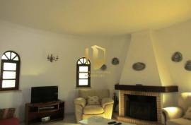 Detached villa with swimming pool, situated in a quiet area, without neighbors or noise of traffic, five minutes from the famous beaches of Galé, São Rafael, Salgados, Coelha, and all amenities and quality restaurants!