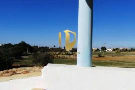 Detached villa with swimming pool, situated in a quiet area, without neighbors or noise of traffic, five minutes from the famous beaches of Galé, São Rafael, Salgados, Coelha, and all amenities and quality restaurants!