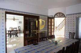 Detached villa with swimming pool, situated in a quiet area, without neighbors or noise of traffic, five minutes from the famous beaches of Galé, São Rafael, Salgados, Coelha, and all amenities and quality restaurants!