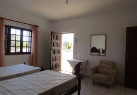 Detached villa with swimming pool, situated in a quiet area, without neighbors or noise of traffic, five minutes from the famous beaches of Galé, São Rafael, Salgados, Coelha, and all amenities and quality restaurants!