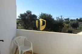 Detached villa with swimming pool, situated in a quiet area, without neighbors or noise of traffic, five minutes from the famous beaches of Galé, São Rafael, Salgados, Coelha, and all amenities and quality restaurants!