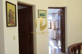 Detached villa with swimming pool, situated in a quiet area, without neighbors or noise of traffic, five minutes from the famous beaches of Galé, São Rafael, Salgados, Coelha, and all amenities and quality restaurants!