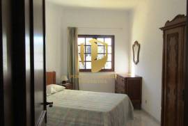 Detached villa with swimming pool, situated in a quiet area, without neighbors or noise of traffic, five minutes from the famous beaches of Galé, São Rafael, Salgados, Coelha, and all amenities and quality restaurants!