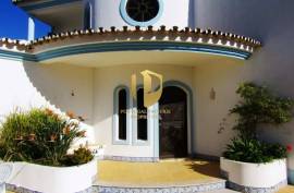 Detached villa with swimming pool, situated in a quiet area, without neighbors or noise of traffic, five minutes from the famous beaches of Galé, São Rafael, Salgados, Coelha, and all amenities and quality restaurants!