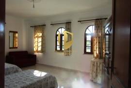 Detached villa with swimming pool, situated in a quiet area, without neighbors or noise of traffic, five minutes from the famous beaches of Galé, São Rafael, Salgados, Coelha, and all amenities and quality restaurants!