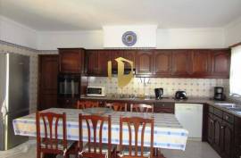 Detached villa with swimming pool, situated in a quiet area, without neighbors or noise of traffic, five minutes from the famous beaches of Galé, São Rafael, Salgados, Coelha, and all amenities and quality restaurants!