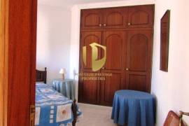 Detached villa with swimming pool, situated in a quiet area, without neighbors or noise of traffic, five minutes from the famous beaches of Galé, São Rafael, Salgados, Coelha, and all amenities and quality restaurants!