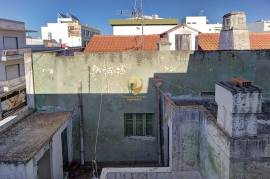 Building situated in the Centre of Vila Real de Santo António, consisting of 6 fractions to retrieve.