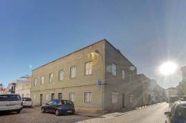 Building situated in the Centre of Vila Real de Santo António, consisting of 6 fractions to retrieve.