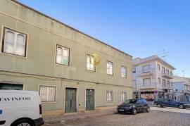Building situated in the Centre of Vila Real de Santo António, consisting of 6 fractions to retrieve.