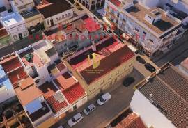 Building situated in the Centre of Vila Real de Santo António, consisting of 6 fractions to retrieve.