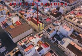 Building situated in the Centre of Vila Real de Santo António, consisting of 6 fractions to retrieve.