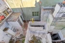 Building situated in the Centre of Vila Real de Santo António, consisting of 6 fractions to retrieve.