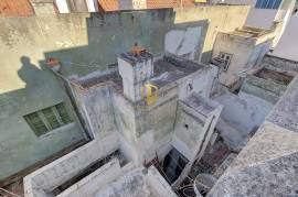 Building situated in the Centre of Vila Real de Santo António, consisting of 6 fractions to retrieve.