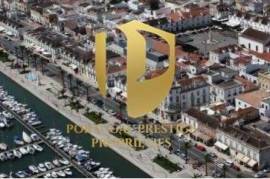 Building situated in the Centre of Vila Real de Santo Antonio to retrieve or construction.